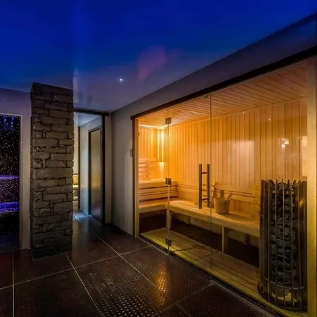 5br Stunning Chalet In Pool&sauna Willa